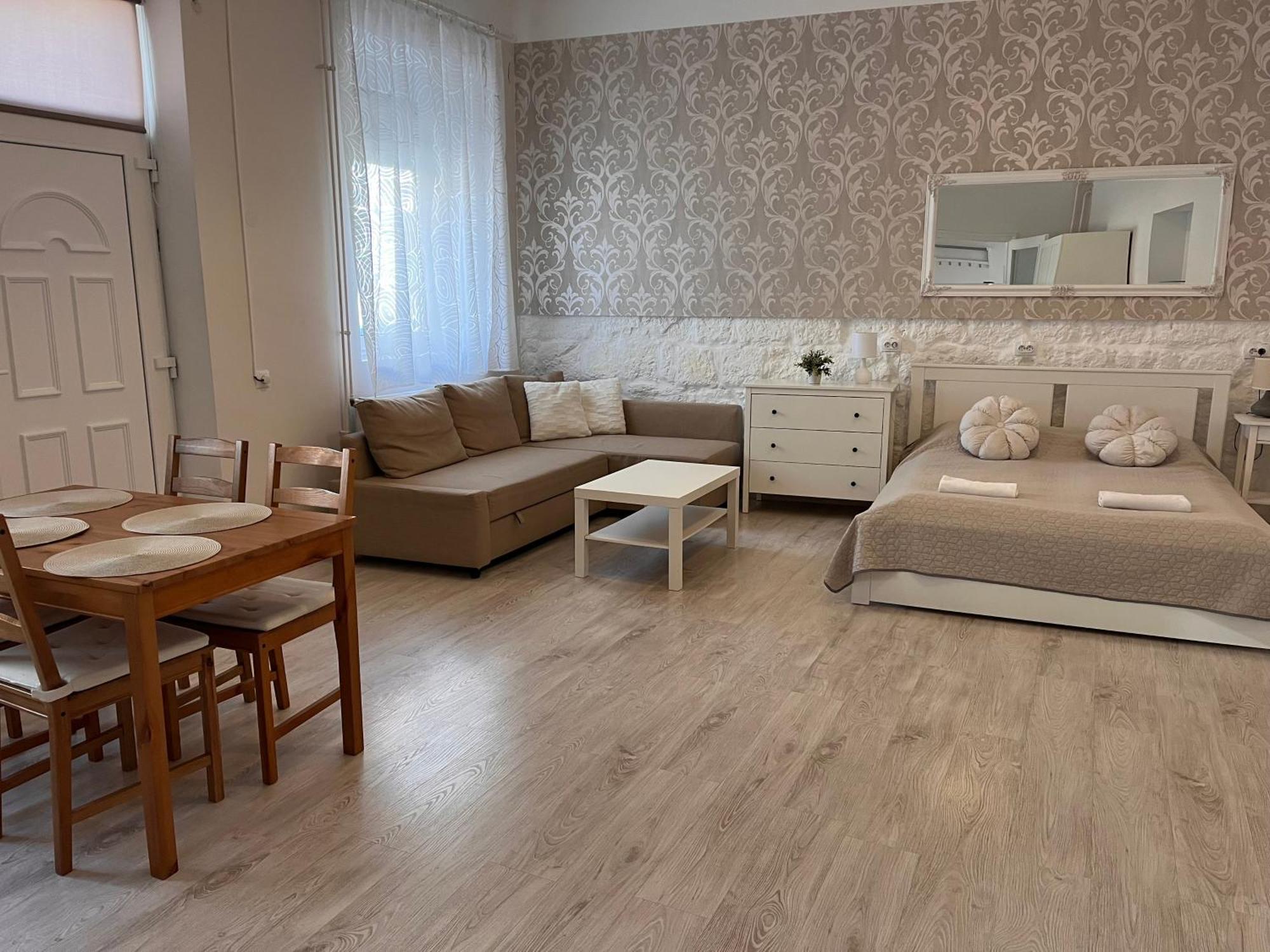Pacsirta Apartmanhaz Eğri Dış mekan fotoğraf