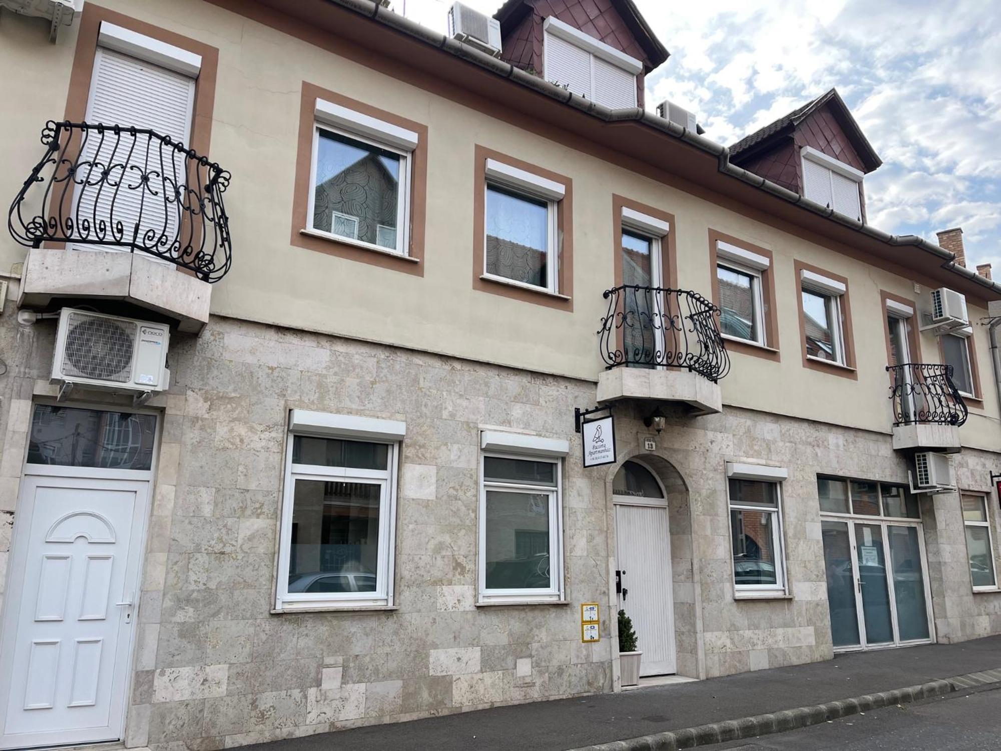 Pacsirta Apartmanhaz Eğri Dış mekan fotoğraf